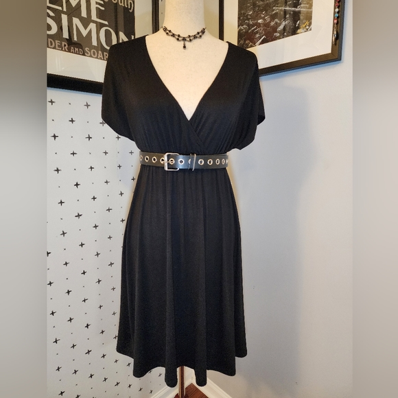 T-SHIRT Dress (L) Amazon Essentials Women's Surplice T-Shirt Dress - Picture 8 of 10